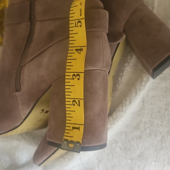 NOWT Bella Vita Tan Suede Ankle Booties - Picture 8 of 8